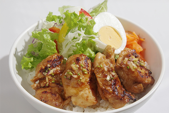 レストラン「ベルーナ」メニュー一例・鶏ちゃんカオマンガイ